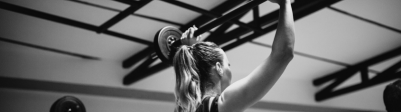 crossfit_fit woman lifting barbell